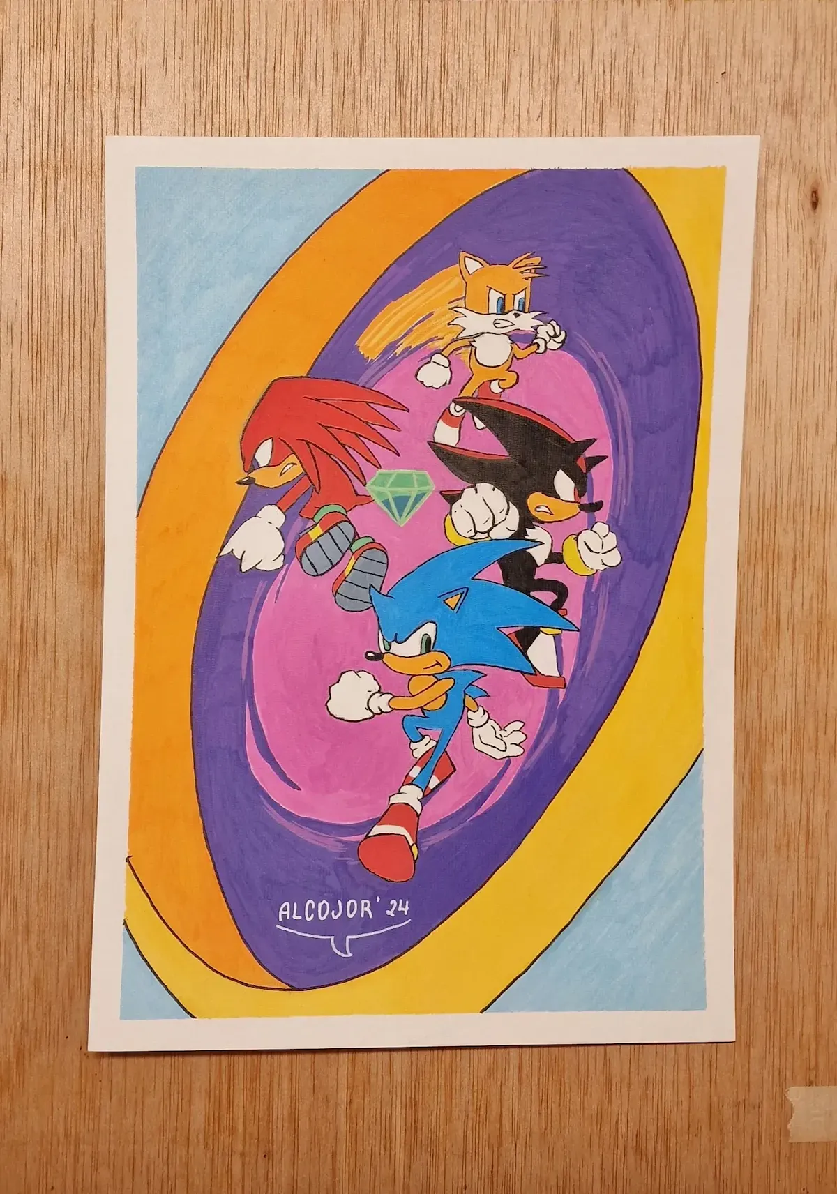 Ilustración tradicional de Sonic, Tails, Knuckles y Shadow corriendo a través de un portal de colores vibrantes. Sonic, en primer plano, lleva su característico color azul y zapatillas rojas, con una pose dinámica. Shadow, justo detrás, tiene su apariencia oscura y roja con una expresión determinada. Knuckles aparece a la izquierda con su color rojo y puños cerrados, mientras que Tails, en la parte superior, vuela con sus dos colas. En el centro de la imagen, se destaca una Esmeralda del Caos flotando. La composición presenta un fondo con formas ovaladas en tonos anaranjados, morados y rosados, creando un efecto de velocidad y movimiento.